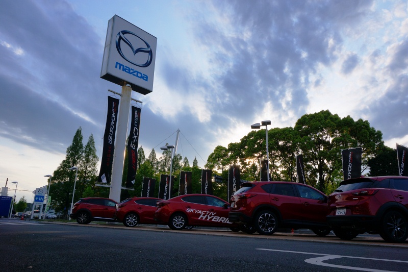 山口店の試乗車。道路を挟んで向こう側に、レノファ山口FCのホームグラウンド「陸上競技場」が見えます。