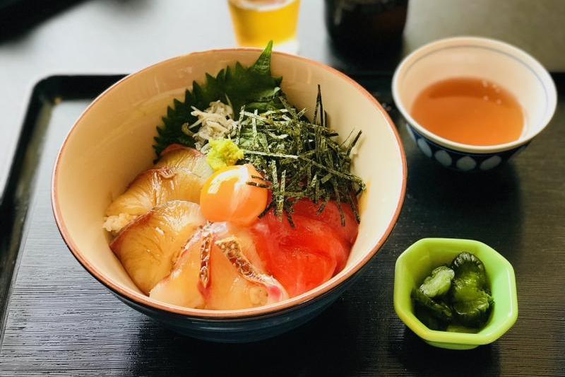 仙崎本丸さんの海鮮漬け丼