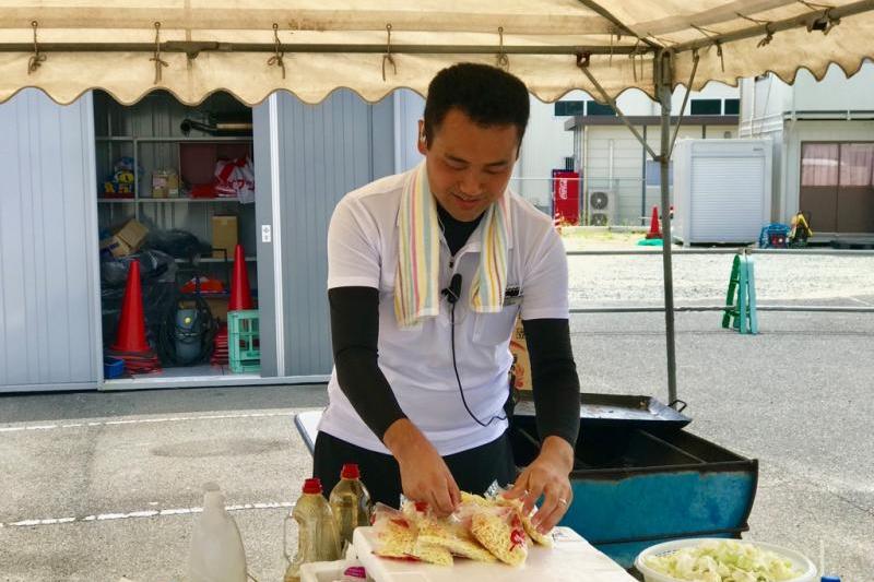 「 おし！今日のそばも最高のできだ♬ 」ふむふむと、、ひとり言の岡ちゃん氏♬