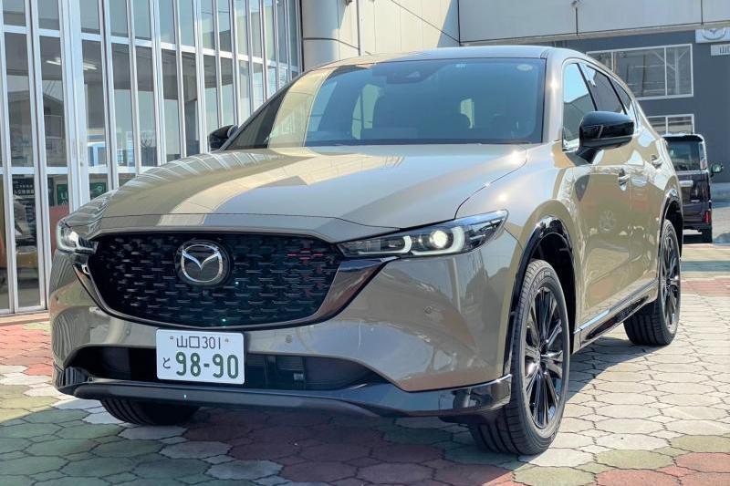 CX-5の新カラー「ジルコンサンドメタリック」となる試乗車。特別仕様車「スポーツアピアランス」。