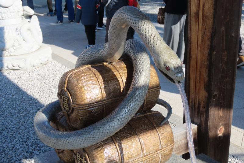 手水舎にもシロヘビの像