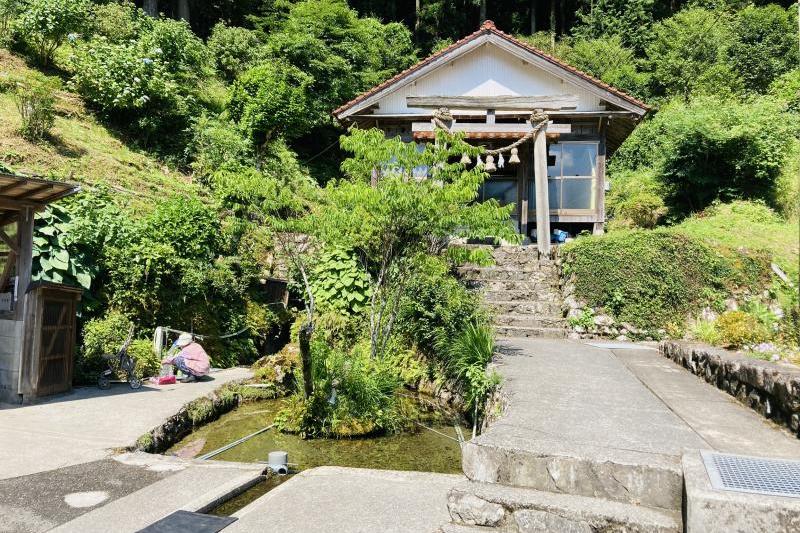 「弁天は弁天でも半田弁天湧泉です！」(馬場鉄志アナウンサー風に) 。「ほんにうまい水がある 注連張ってある」（種田山頭火） ※注連とは注連縄（しめなわ）のことです。