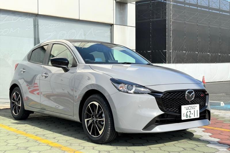 当店のMAZDA2「15 SPORT」の試乗車。ボディカラーは新色の「エアログレーメタリック」です。写真では見えづらいですが、ルーフ（屋根）にはブラックフィルムが施されます。