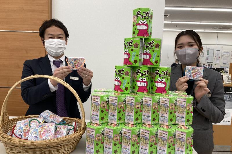 お子様にはぬりえチャレンジでお菓子をプレゼント★