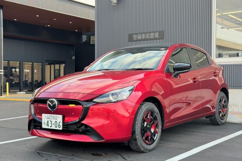 MAZDA2の新しい試乗車「BD」。マツダ公式サイトに掲載されている「No.33」のスタイルです。