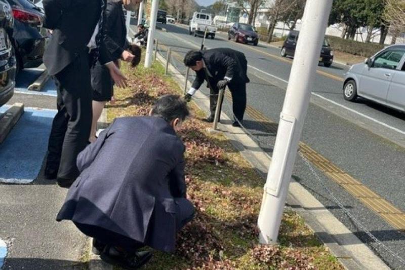 みんなで花壇のお手入れ中