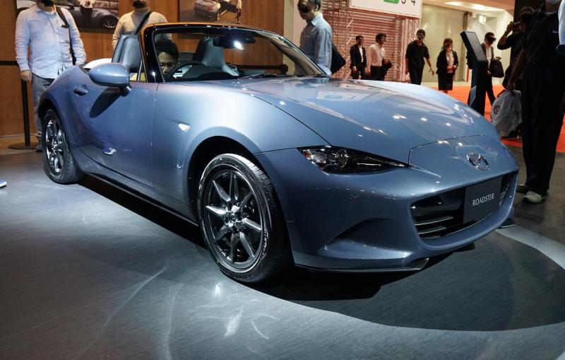 ポリメタルグレーに塗られたロードスター