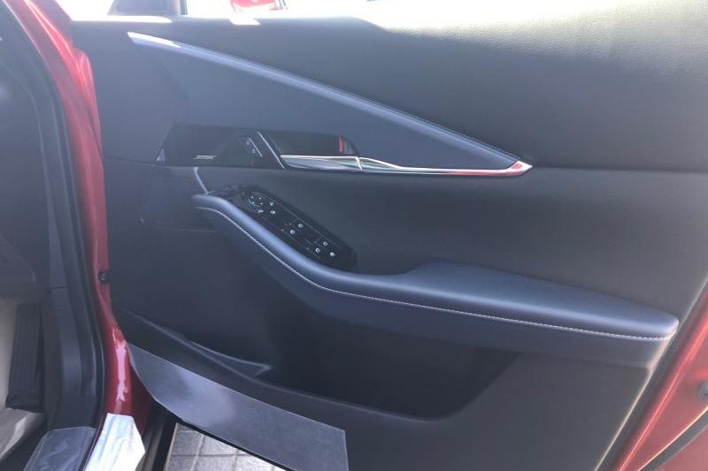 ブラック内装の質感をご確認下さい。