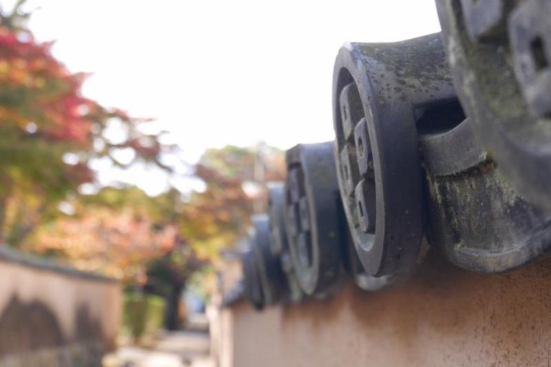 小路を飾る瓦が風情があります