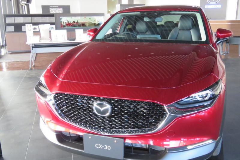 ショールームにはソウルレッドのCX-30