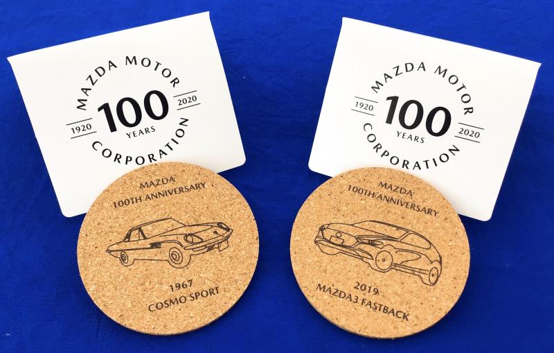 100周年特別記念のロゴ入りのコースター入れ付です。