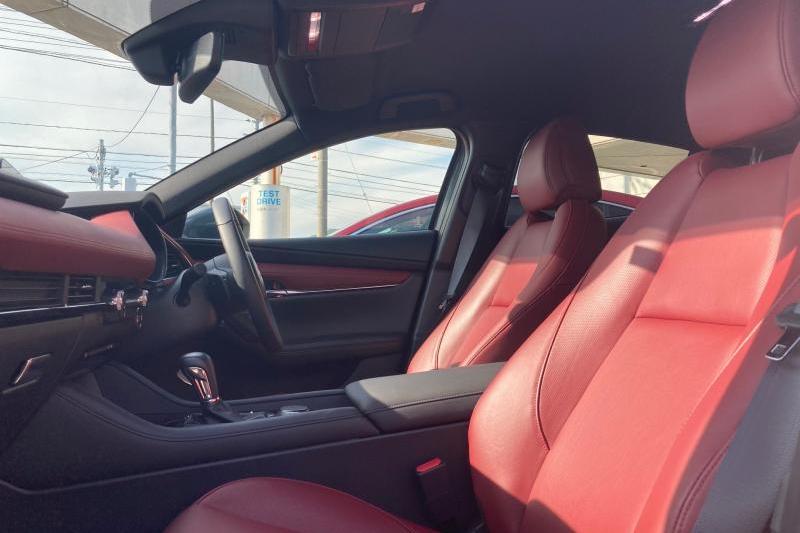 インテリアカラー「バーガンディ」 - 山口マツダ防府西店のブログ